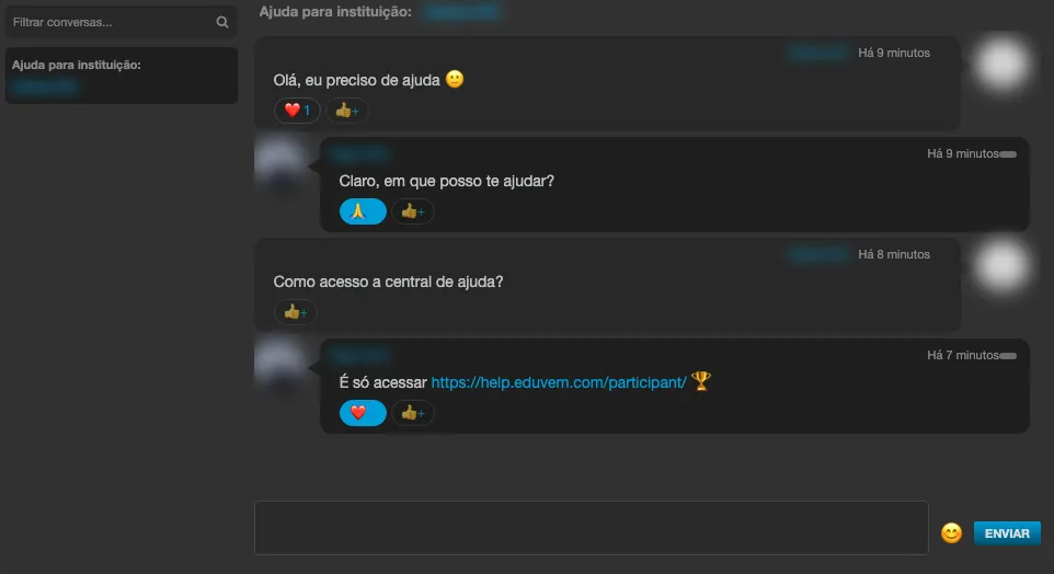 Painel Mensagens, com a lista de conversas a esquerda, mensagens com emojis e etiquetas de reação com a contagem, e o campo de envio com o botão de emoji a direita